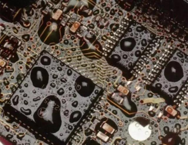 經(jīng)過涂覆工藝后的PCB，在表面形成透明的保護膜，能有效防止水珠和潮氣侵入，避免漏電和短路。