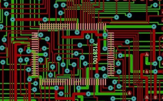 圖1：兩種PCB模型的部分電路。頂圖：傳統設計版本。